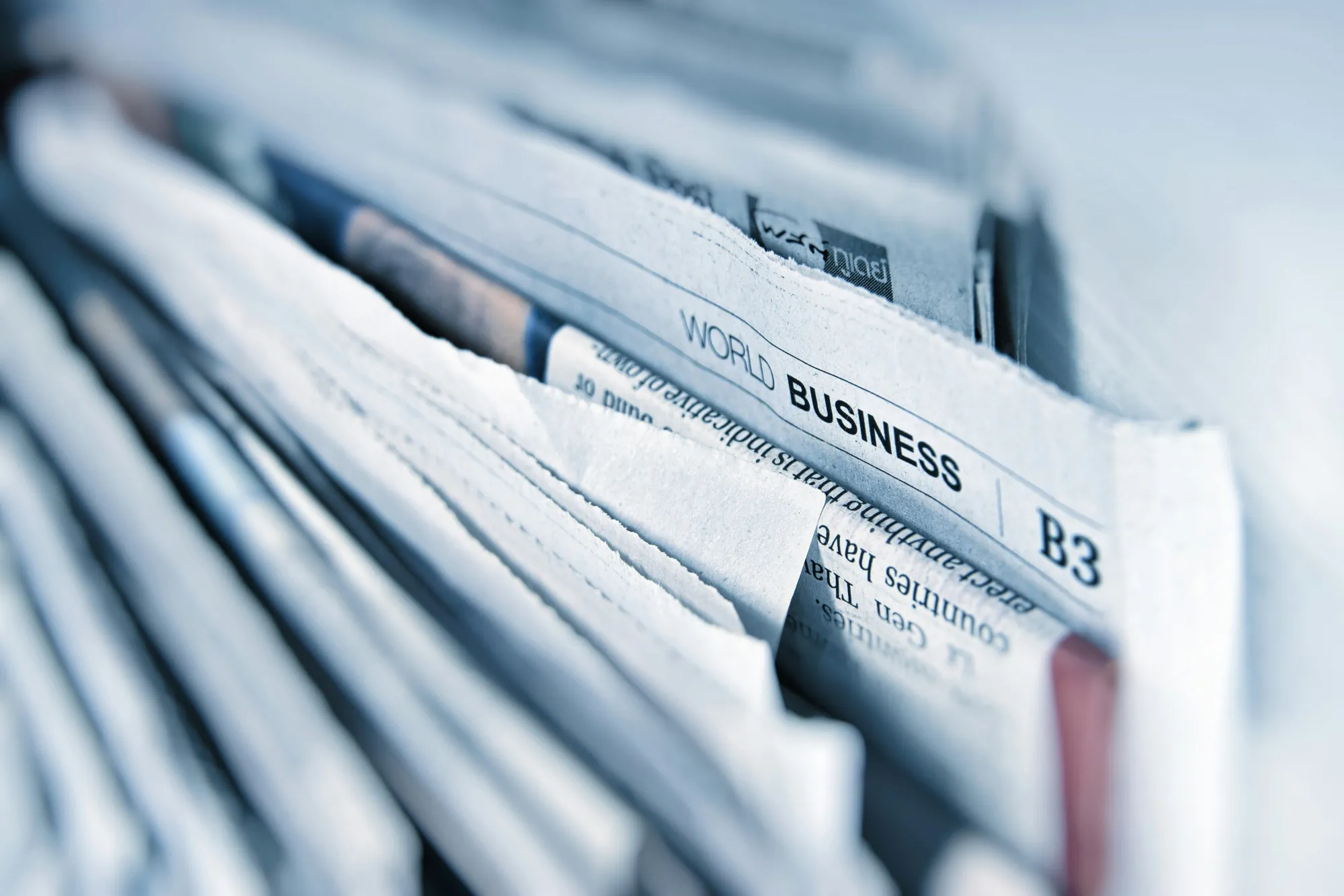 Journaux imprimés empilés, rubrique World Business